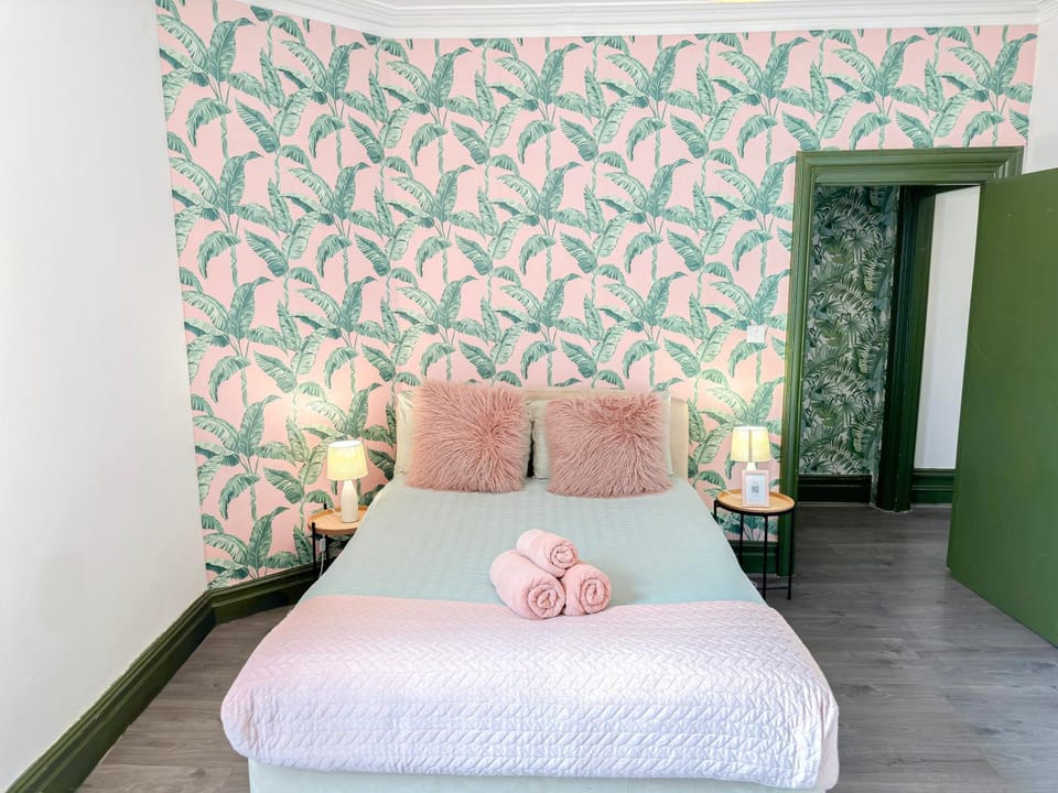 Bed, Photo of the whole room, Seating area, Bedroom, towels