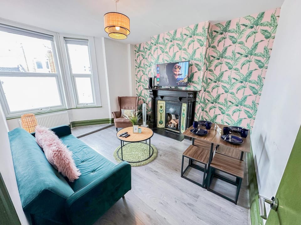 Communal lounge/ TV room, TV and multimedia, Living room, Seating area, Evening entertainment