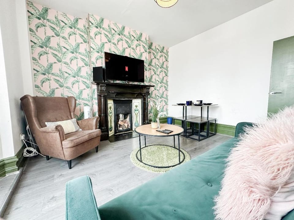 Communal lounge/ TV room, TV and multimedia, Living room, Seating area, Evening entertainment