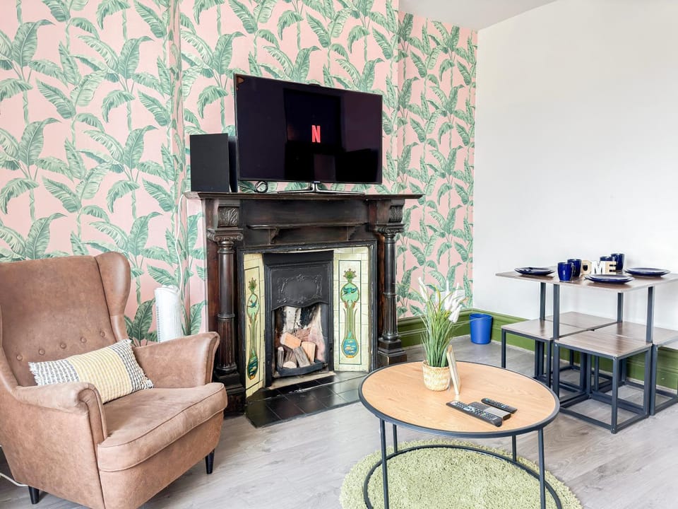 Communal lounge/ TV room, TV and multimedia, Living room, Seating area, Evening entertainment