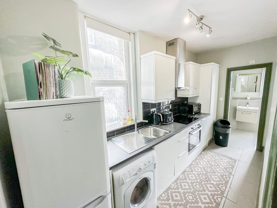 Kitchen or kitchenette, Seating area, dishwasher, oven, stove, washing machine, dryer