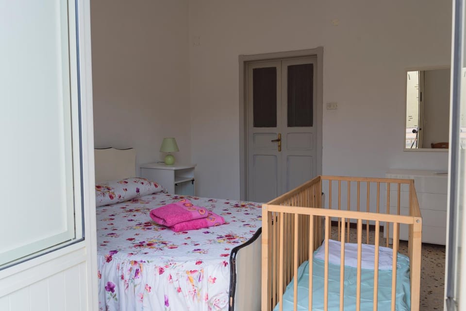 Bedroom, cot