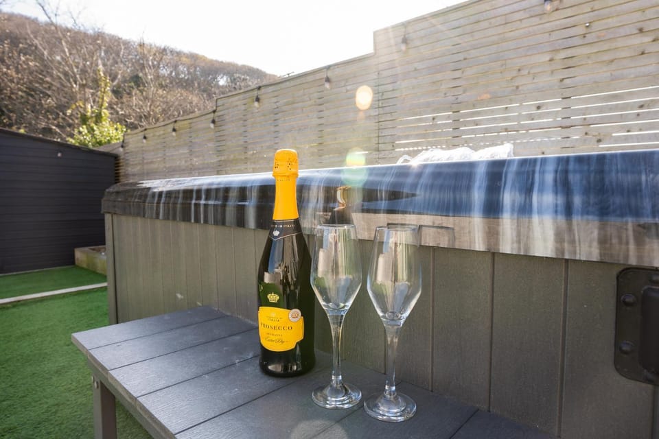 Stunning Pet-Friendly Home with Hot Tub less than one minute walk from Barmouth Beach House in Barmouth