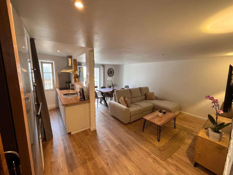 TV and multimedia, Kitchen or kitchenette, Living room, Seating area