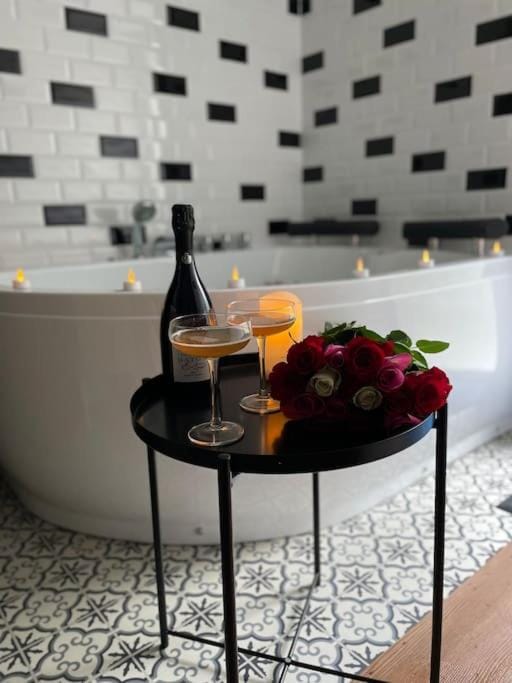 Nuit Magique Love room avec Jacuzzi Privé Nantes Apartment in Nantes