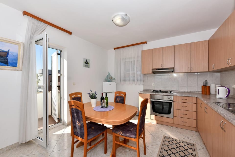 Dining area, kitchen