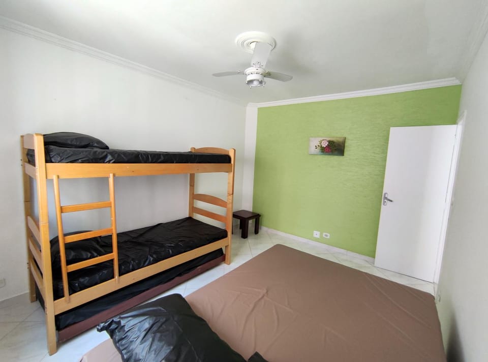 Bed, Photo of the whole room, bunk bed, fireplace