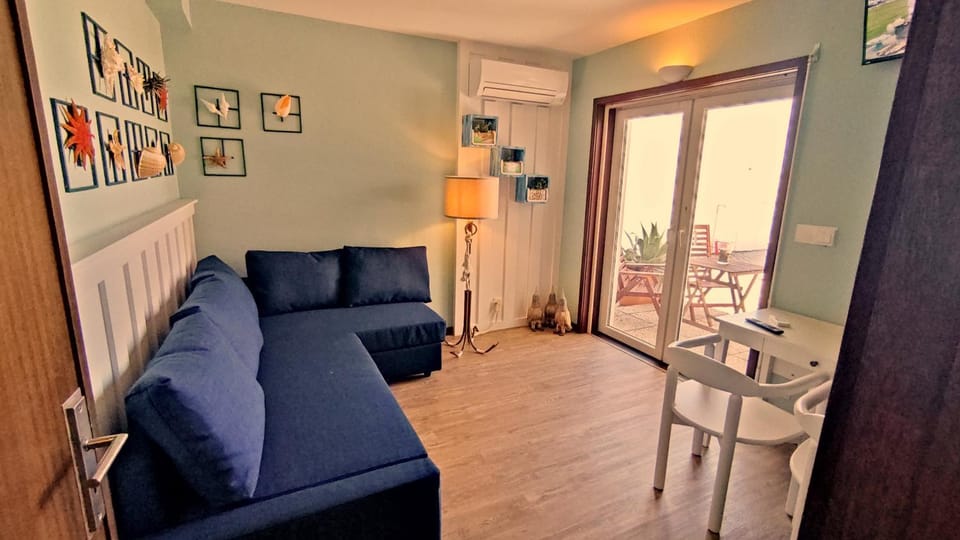 TV and multimedia, Living room, Decorative detail, Seating area, Dining area, Garden view, locker, air conditioner