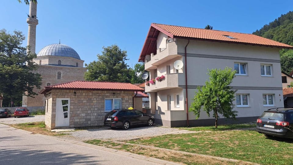 Property building, Street view, Quiet street view, Parking