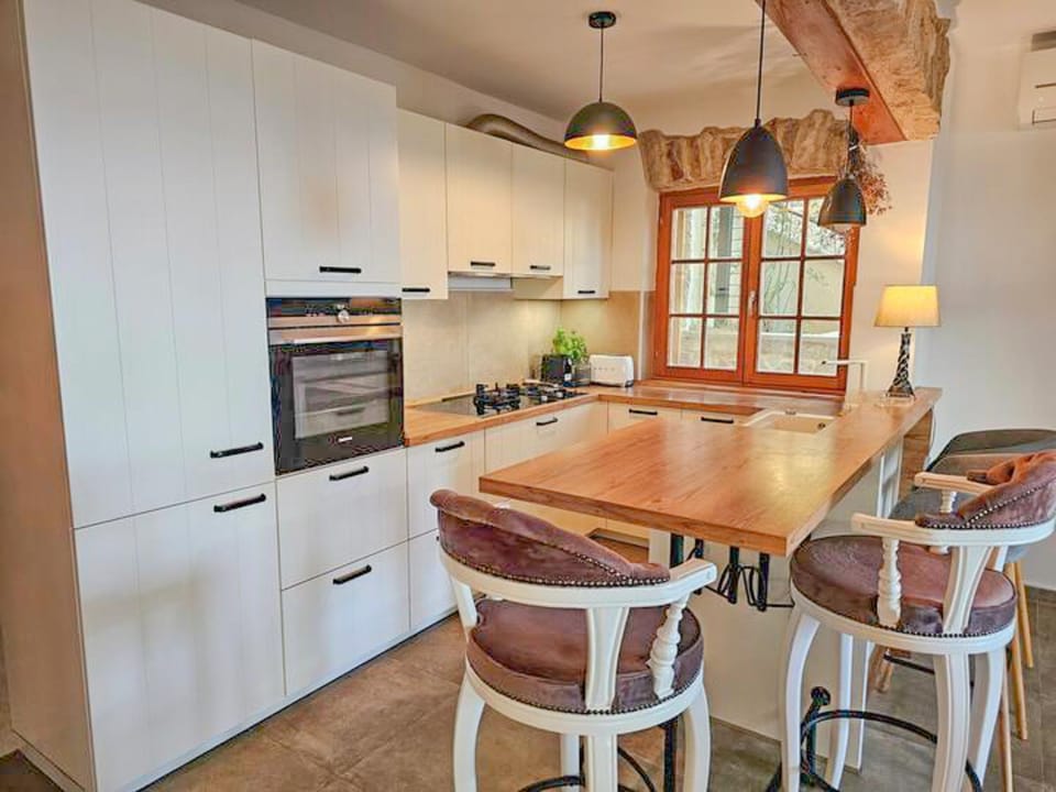 Kitchen or kitchenette, Dining area, dishwasher, minibar, oven, pet friendly, stove