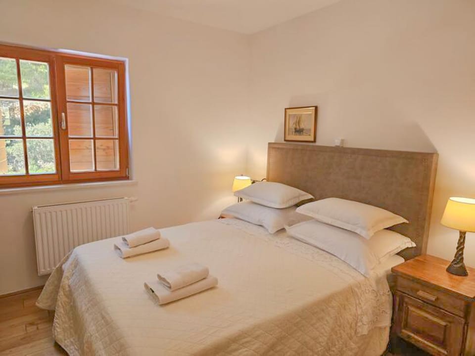 Bed, Photo of the whole room, Bedroom, internet, towels