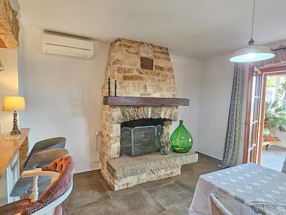 Seating area, Dining area, flat iron, air conditioner