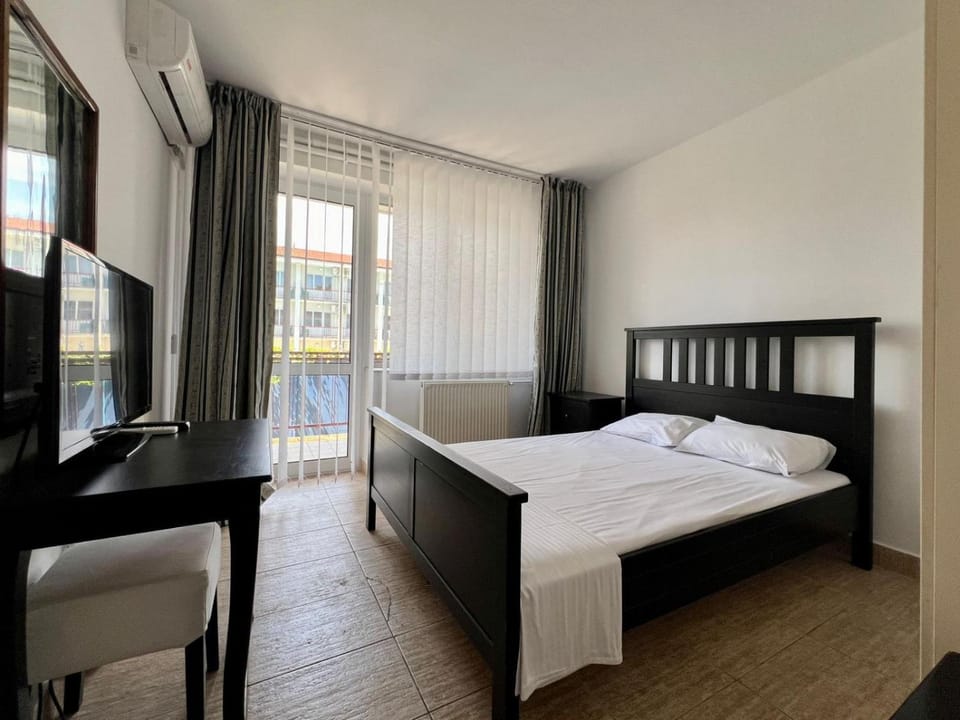 Bed, TV and multimedia, Photo of the whole room