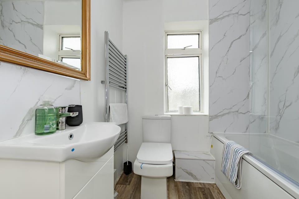 The Comfy Contractors Resort, Free Private Parking & Wifi, 7 beds House in Colchester