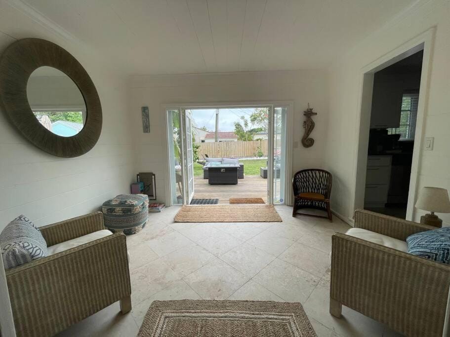 Hot tub, tiki bar, outdoor shower, near Intercoastal Waterway! Villa in West Palm Beach