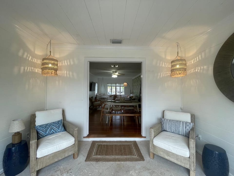 Hot tub, tiki bar, outdoor shower, near Intercoastal Waterway! Villa in West Palm Beach