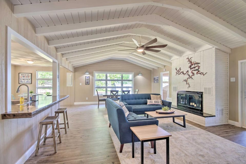 Dock! Waterfront Family Home on Lake of the Ozarks House in Lake of the Ozarks