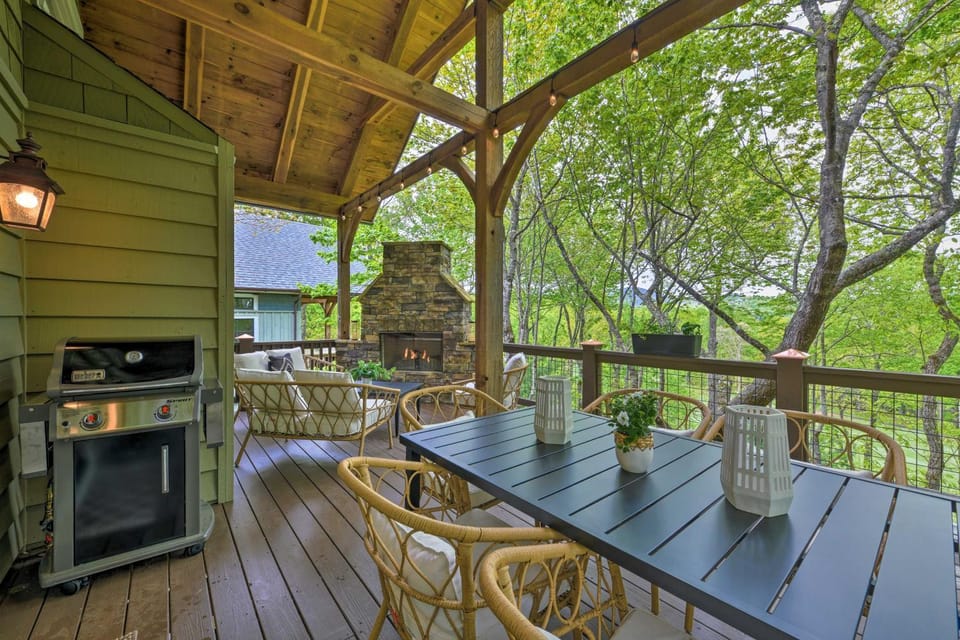 Trillium Home w/ Golf Course Views & Fireplaces! House in Lake Glenville