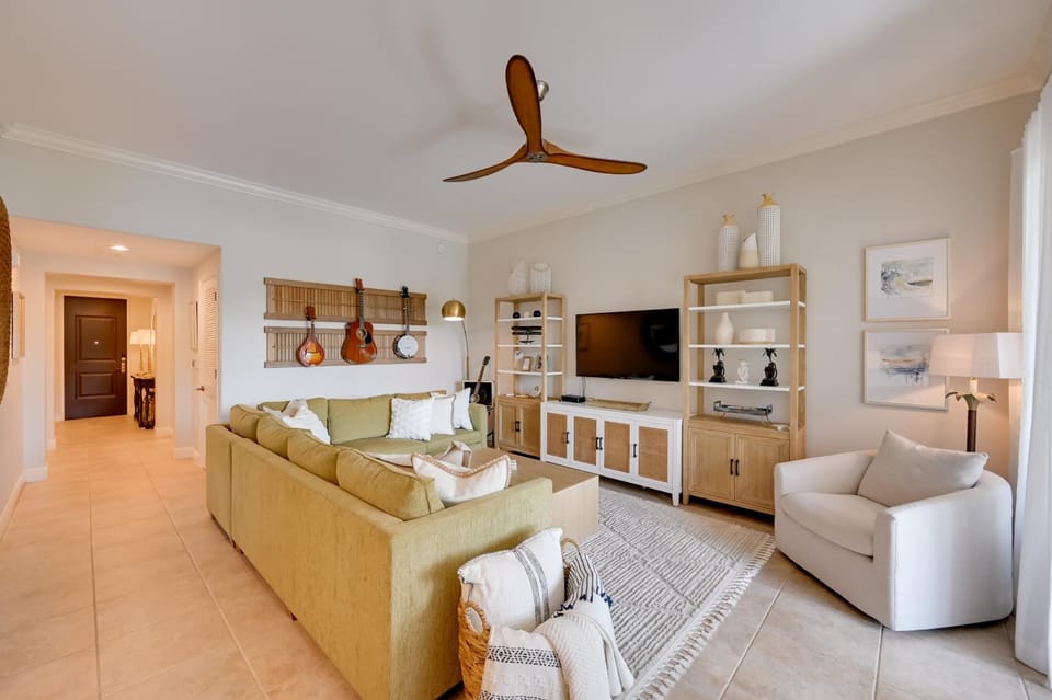 Luxe Naples Bay Resort Condo: Near Fifth Ave! House in East Naples
