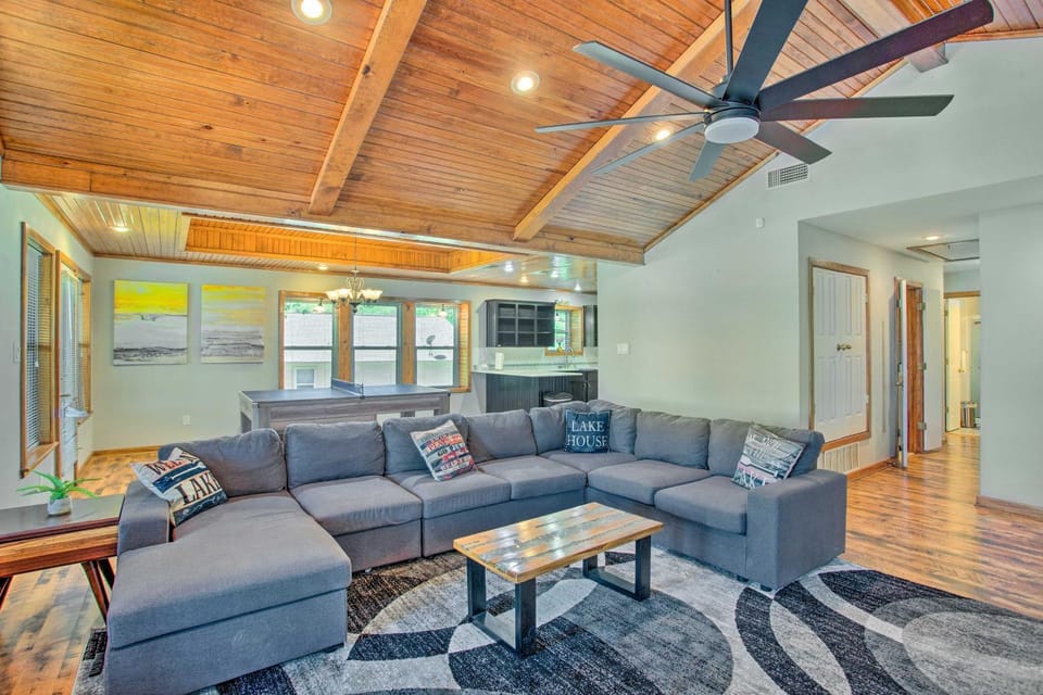 Waterfront Yantis Retreat w/ Deck & Zipline! House in Texas