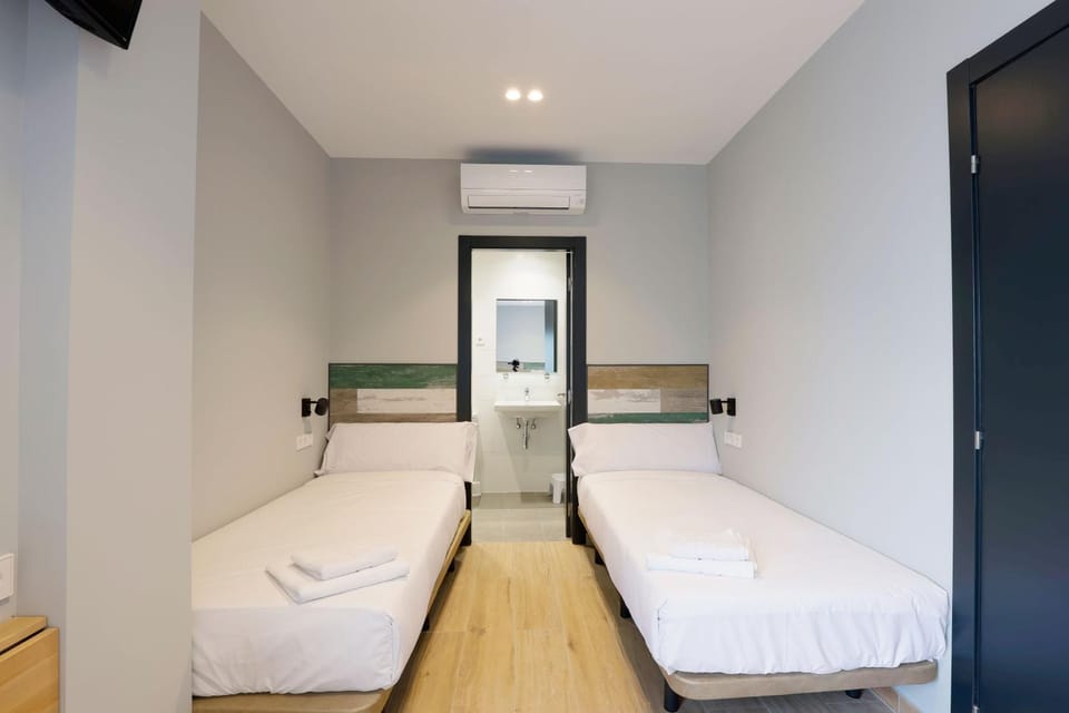 Bed, Photo of the whole room, Bedroom, air conditioner