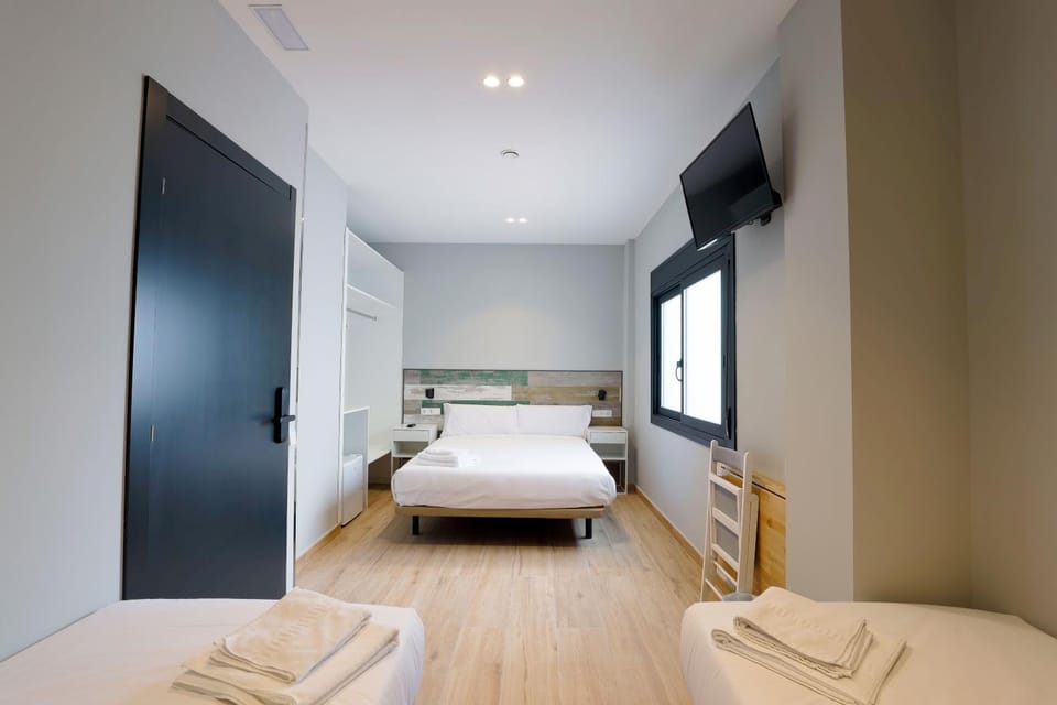 Bed, TV and multimedia, Photo of the whole room, Bedroom, towels