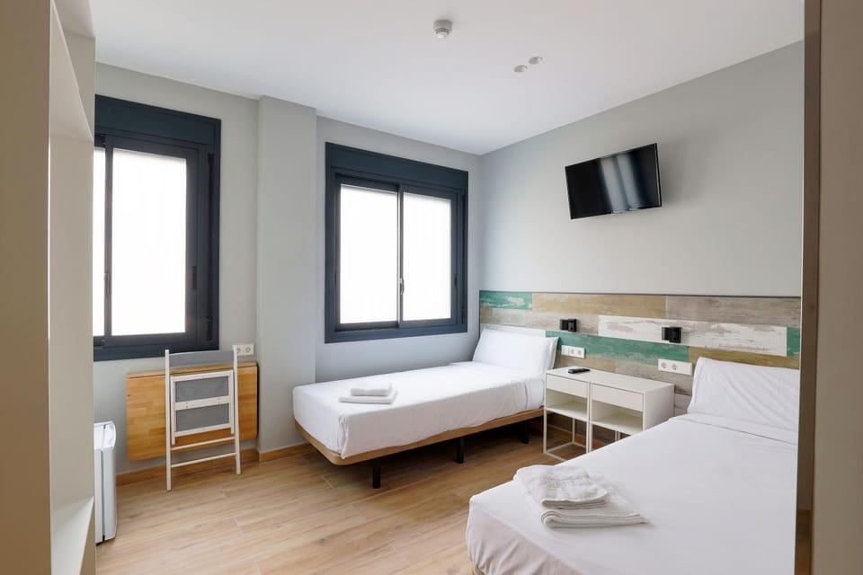 Bed, TV and multimedia, Photo of the whole room, Bedroom, towels