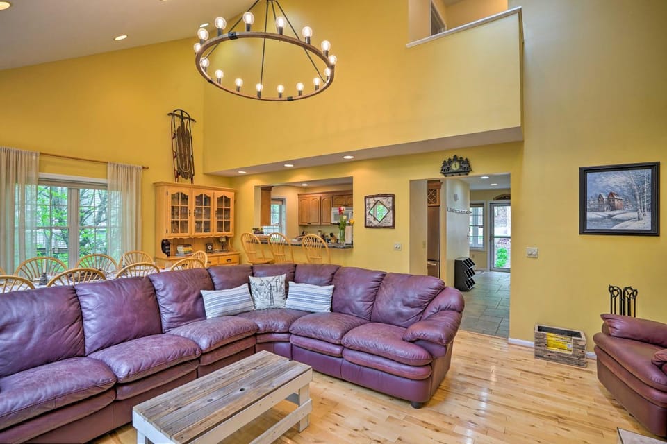 Family-Friendly Hancock Home: Walk to Slopes! House in Lanesborough