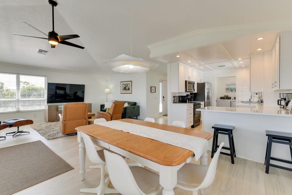 Steps to Ocean & Bay: Bradenton Beach Townhome! House in Bradenton Beach
