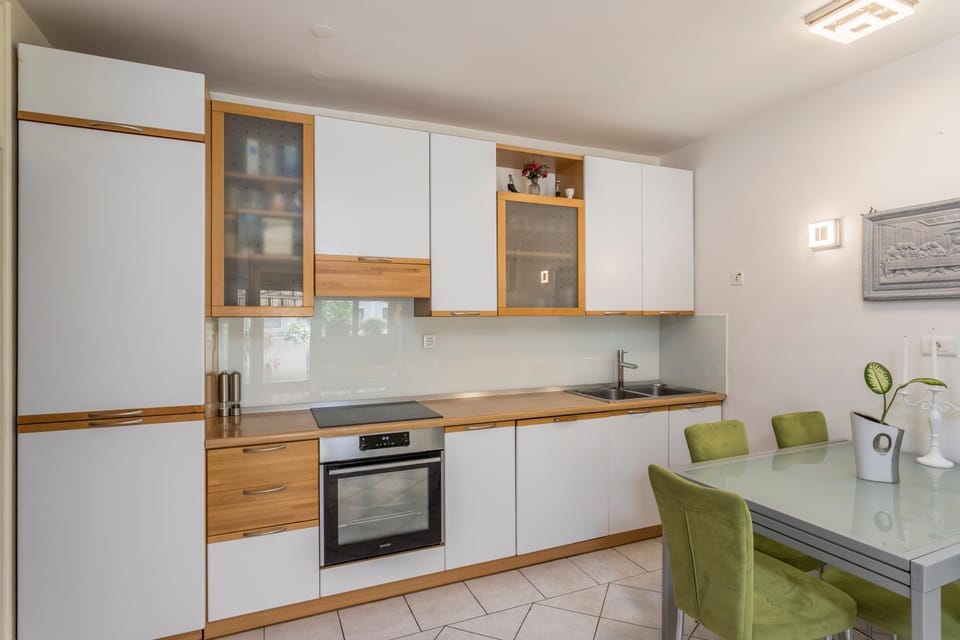 Kitchen or kitchenette, Dining area, minibar, pet friendly, stove