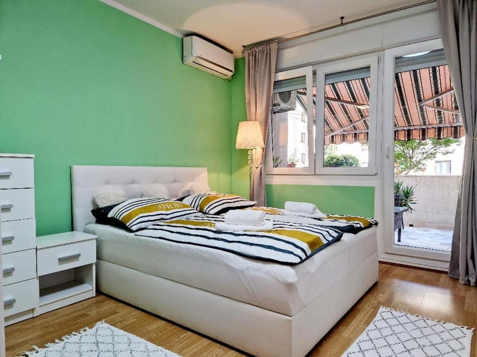 Bed, Seating area