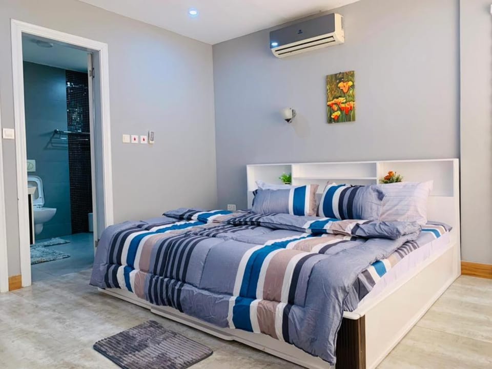 Bed, Photo of the whole room, Bedroom, air conditioner