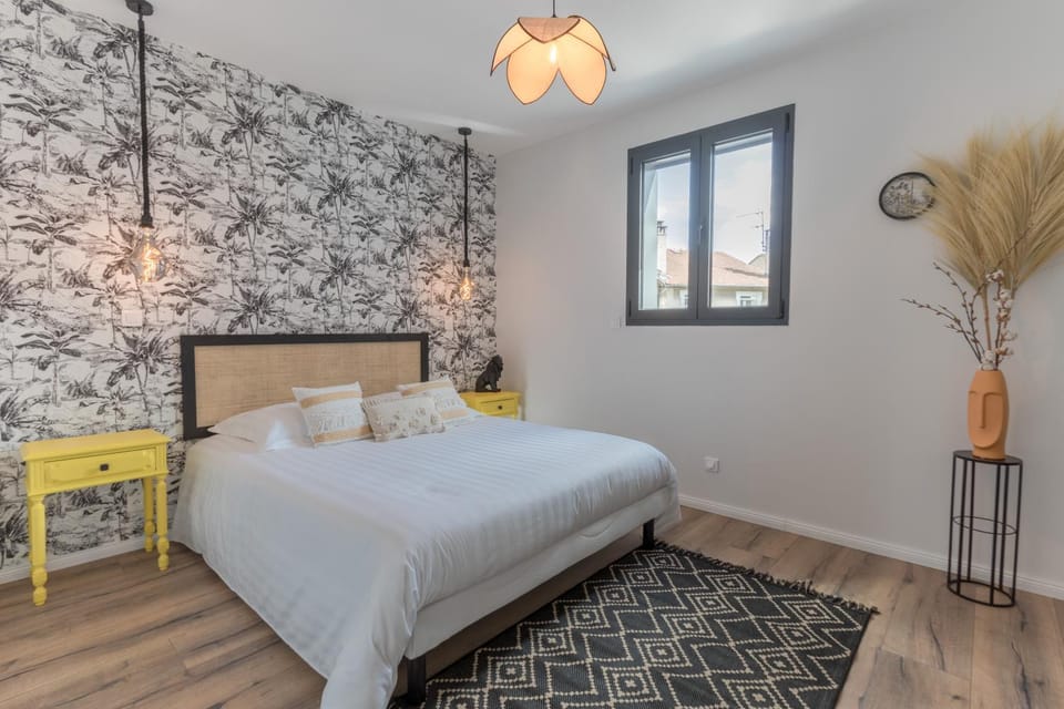 Bed, Photo of the whole room, Bedroom