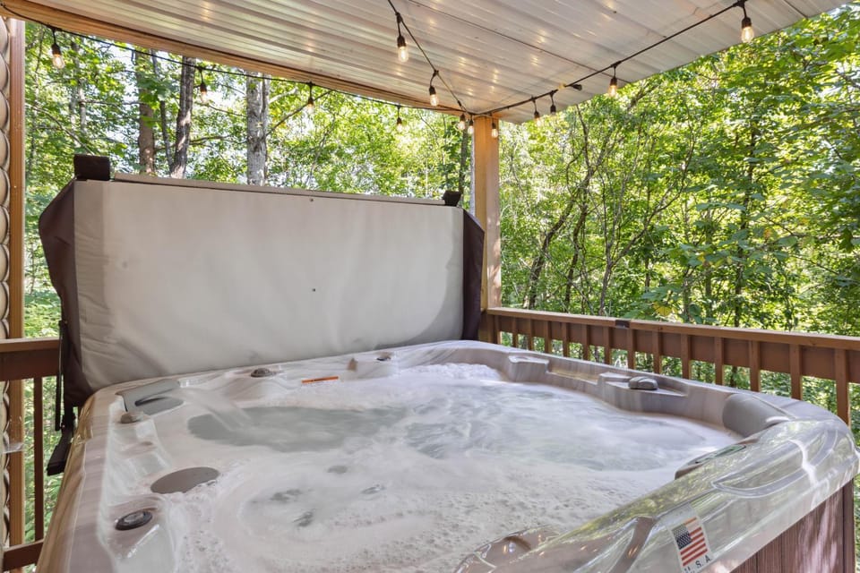 1 min to the Parkway SPACIOUS cabin w 3 suites and extra bedroom! Cabin in Pigeon Forge