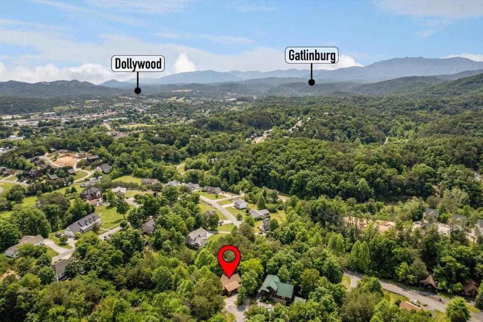 1 min to the Parkway SPACIOUS cabin w 3 suites and extra bedroom! Cabin in Pigeon Forge