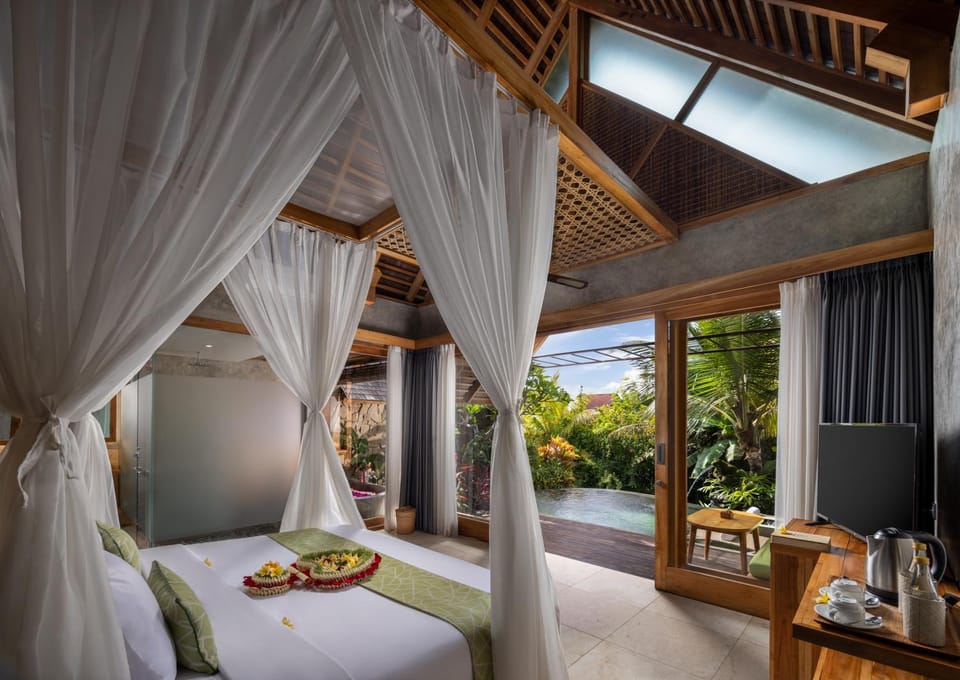 TV and multimedia, Bedroom, Garden view