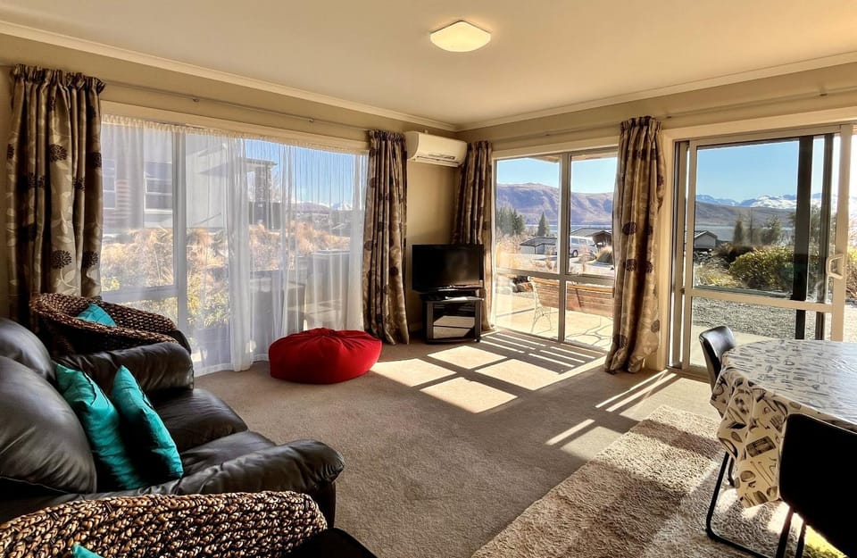 TV and multimedia, Living room, Seating area, Mountain view