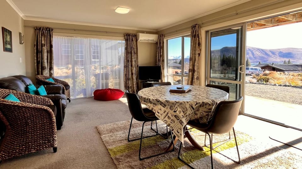 Seating area, Dining area, Mountain view