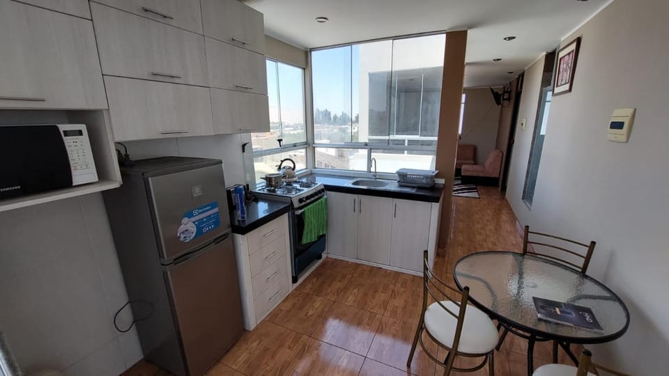 Kitchen or kitchenette, Dining area