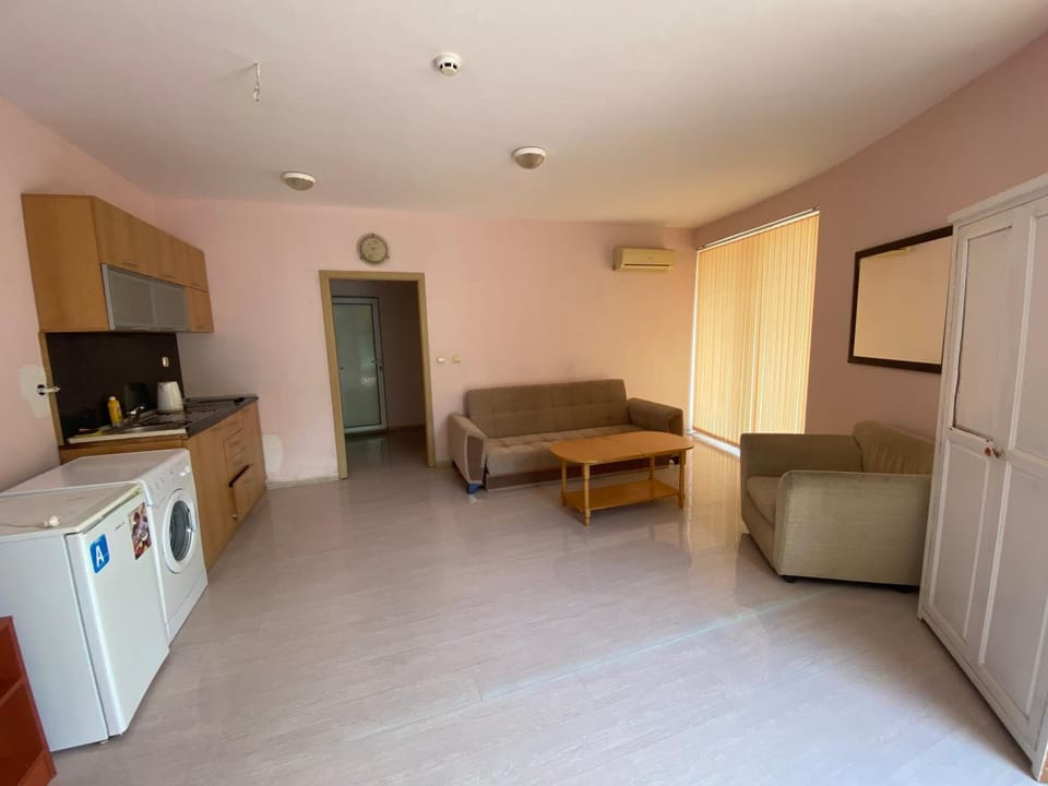Kitchen or kitchenette, Living room, Seating area, Dining area