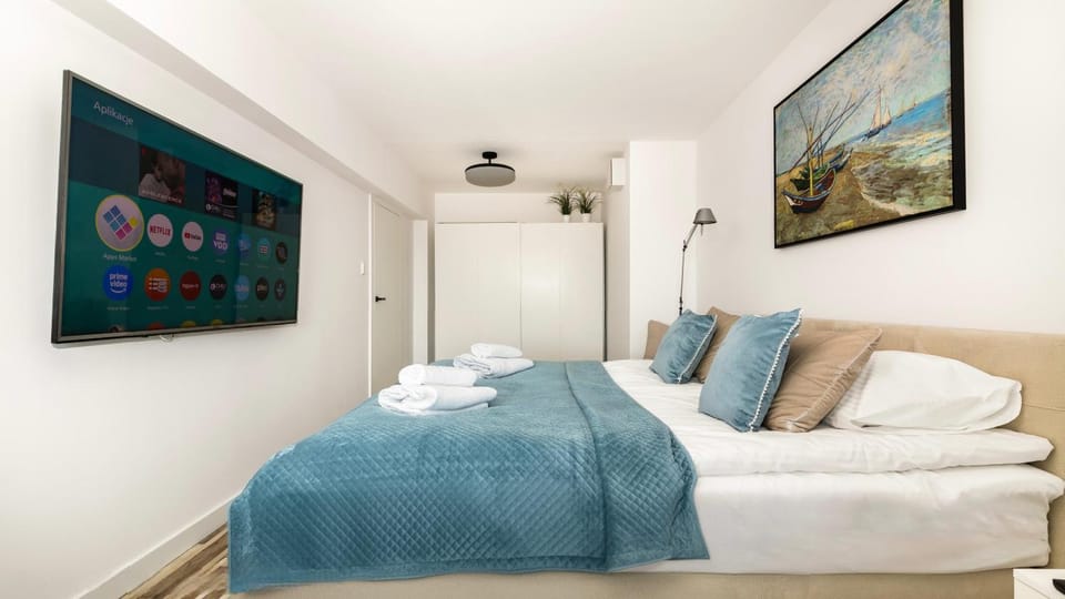 Bed, TV and multimedia, Photo of the whole room, Bedroom, towels