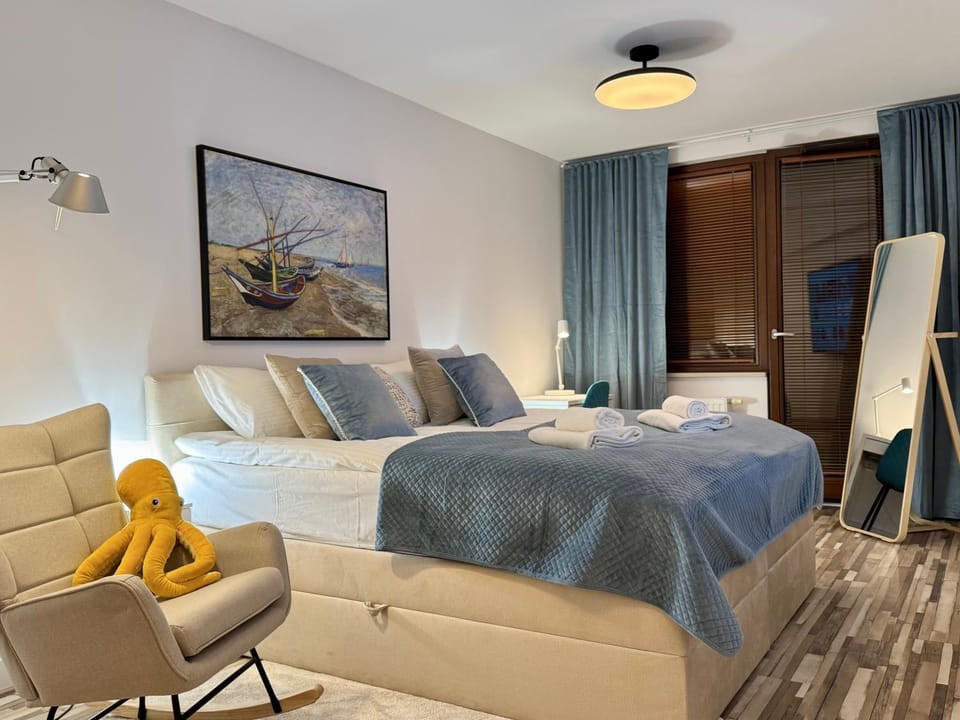 Bed, Photo of the whole room, Bedroom, towels