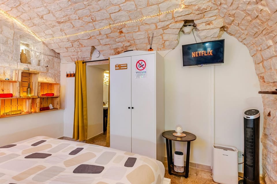 Bed, TV and multimedia, Bedroom, wardrobe