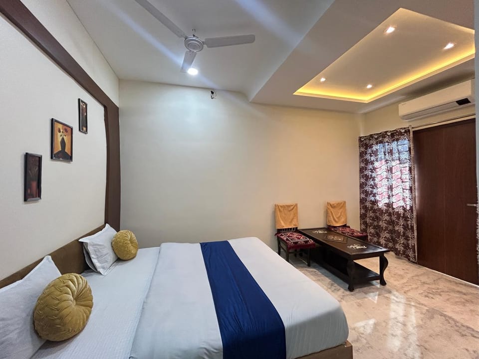 Bed, Living room, Photo of the whole room, Seating area, Bedroom, air conditioner
