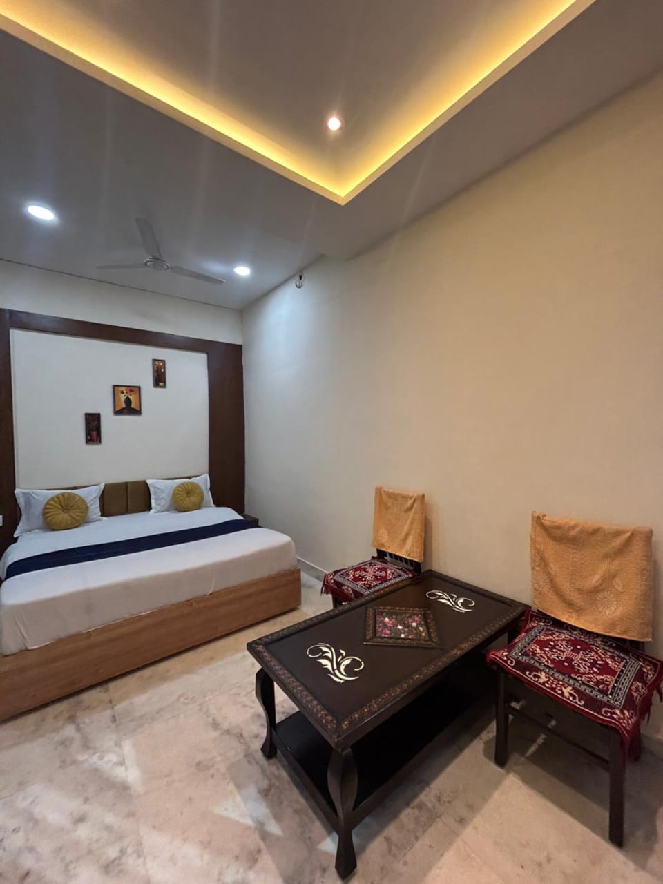 Bed, Living room, Photo of the whole room, Seating area, Bedroom