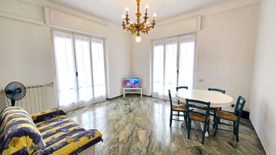 Communal lounge/ TV room, TV and multimedia, Living room, Seating area, Dining area, Evening entertainment