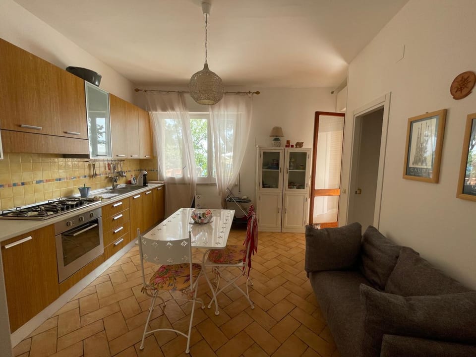 Kitchen or kitchenette, Dining area, oven