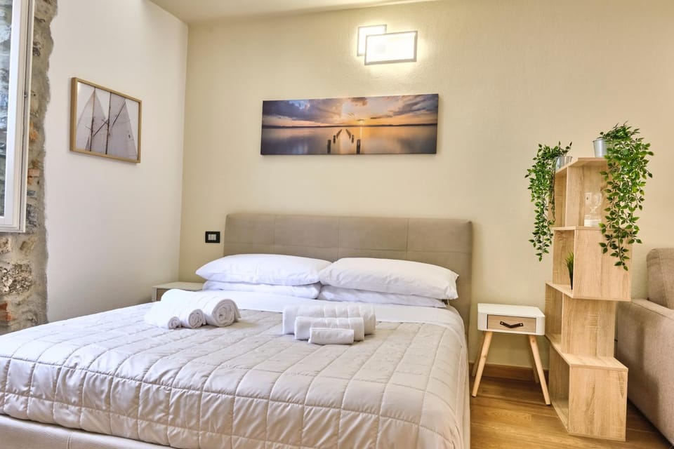 Bed, Bedroom, towels
