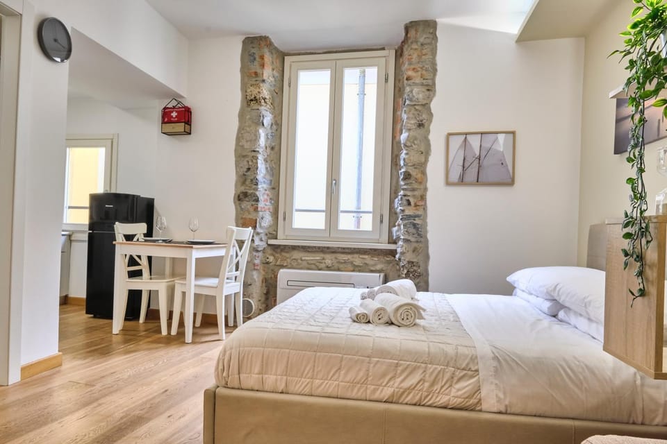 Bed, Living room, Photo of the whole room, Seating area, Dining area, Bedroom, towels