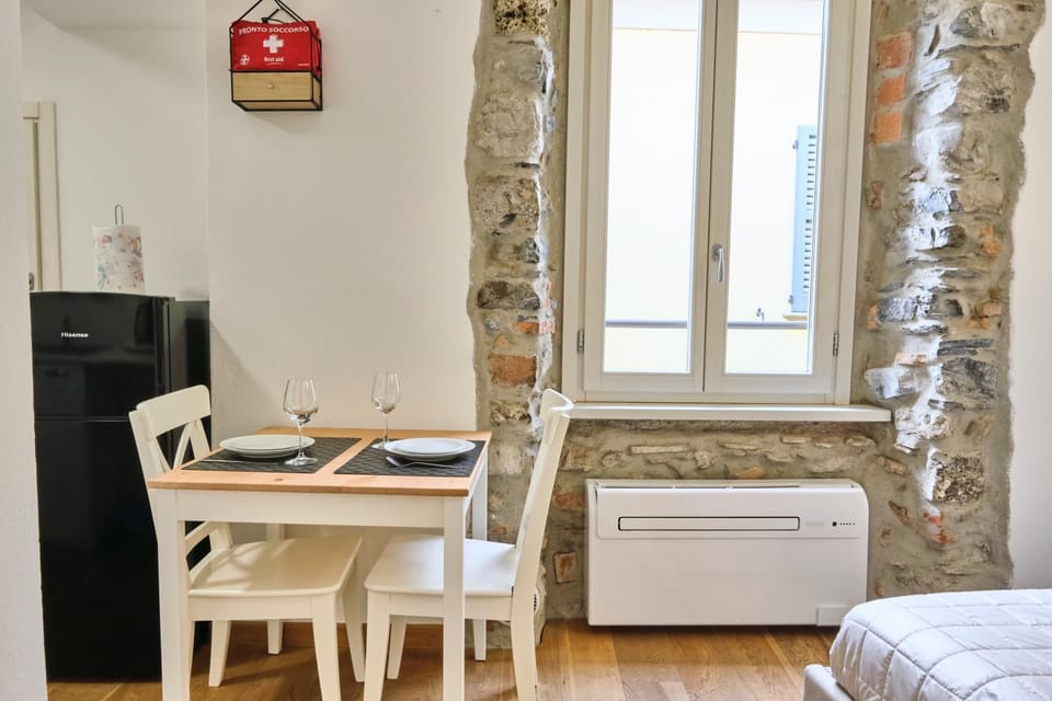 Dining area, oven, air conditioner